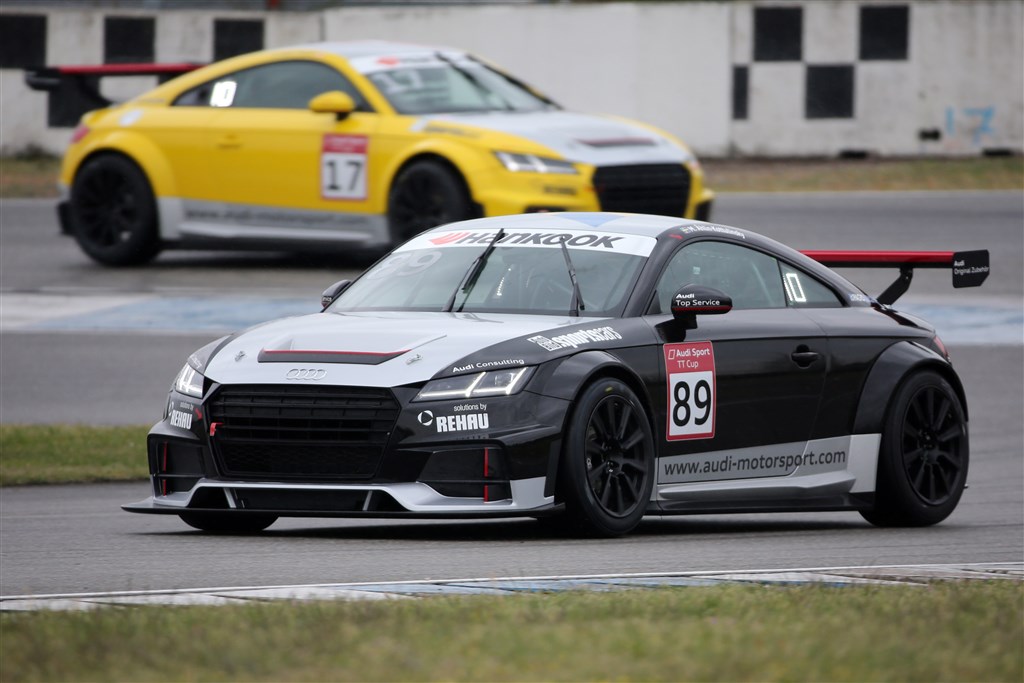 Audi TT cup #89 Mikaela Åhlin-Kottulinsky og #17 Nicolaj Møller Madsen
(Foto: Audi)